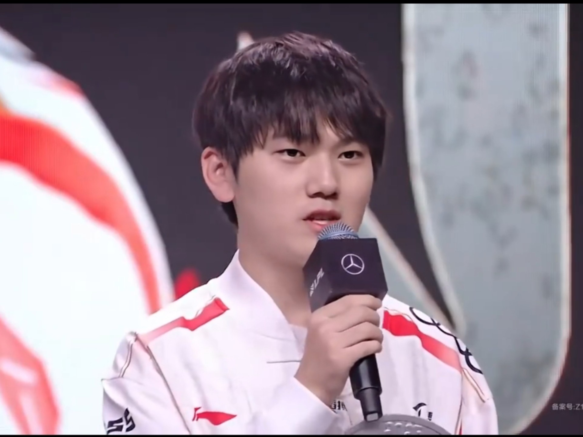 九游体育- JackeyLove连续十五场比赛得分超过险胜，MAD不断突破！赢得满堂喝彩