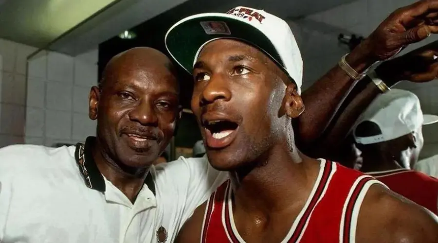 九游体育-Uzi在公牛比赛中逆转，比分优势明显引发热议！的简单介绍